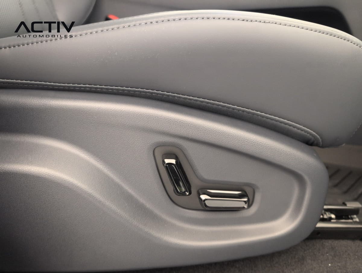 Geely Starray : commandes électriques de réglage sur le flanc d'un siège avant gris