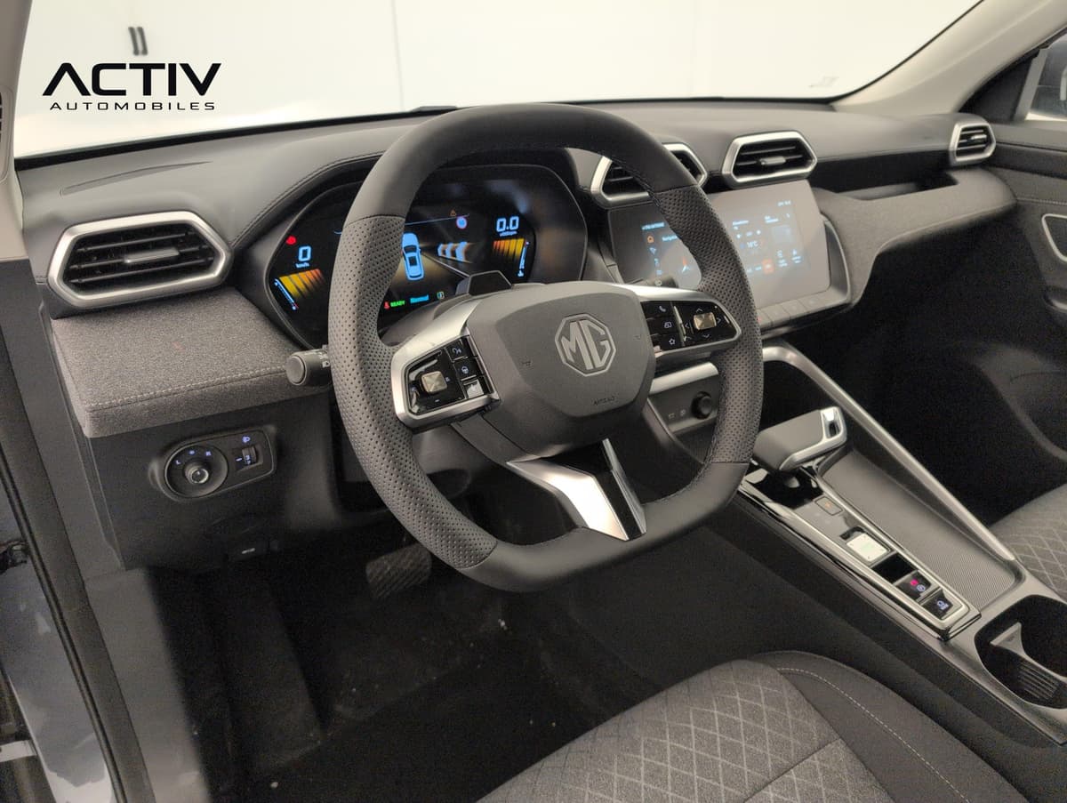 Mg ZS : poste de conduite avec volant, compteur numérique et écran tactile