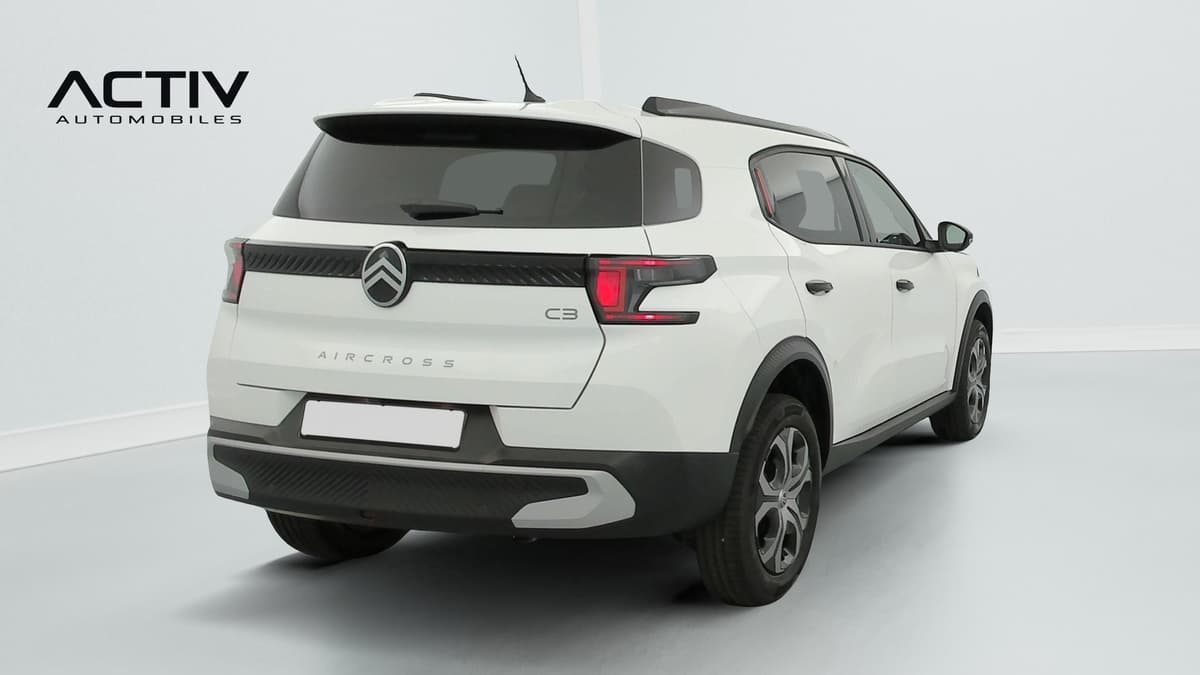 Citroën C3 Aircross : vue arrière trois quarts droit avec feux à LED et barres de toit noires