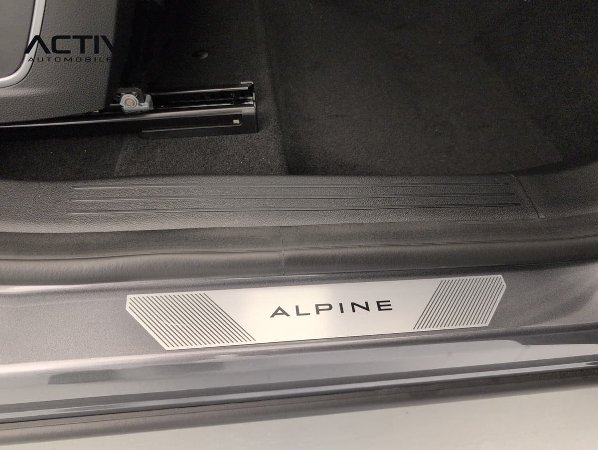 Renault Austral : seuil de porte avec plaque métallique siglée Alpine et moquette noire