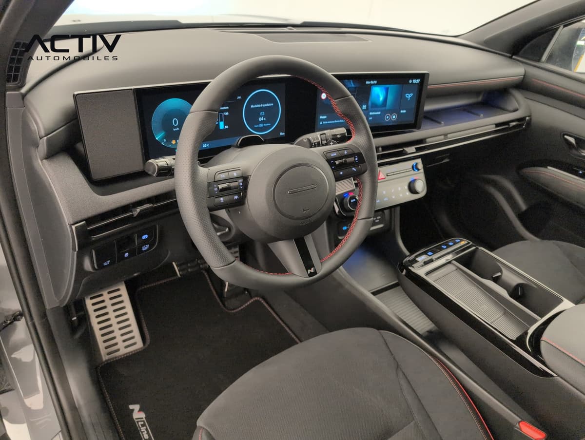 Hyundai Tucson : habitacle avant côté conducteur avec volant sport et deux grands écrans