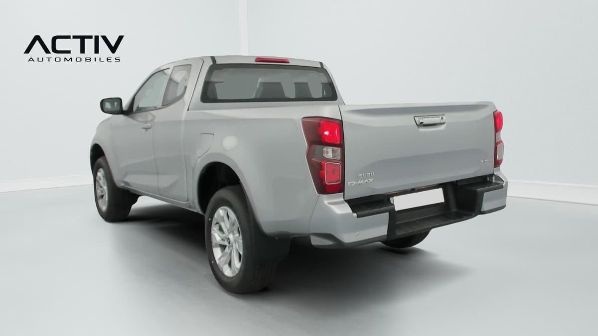 Isuzu D-MAX : pick-up gris vu de l'arrière trois quarts gauche, hayon fermé
