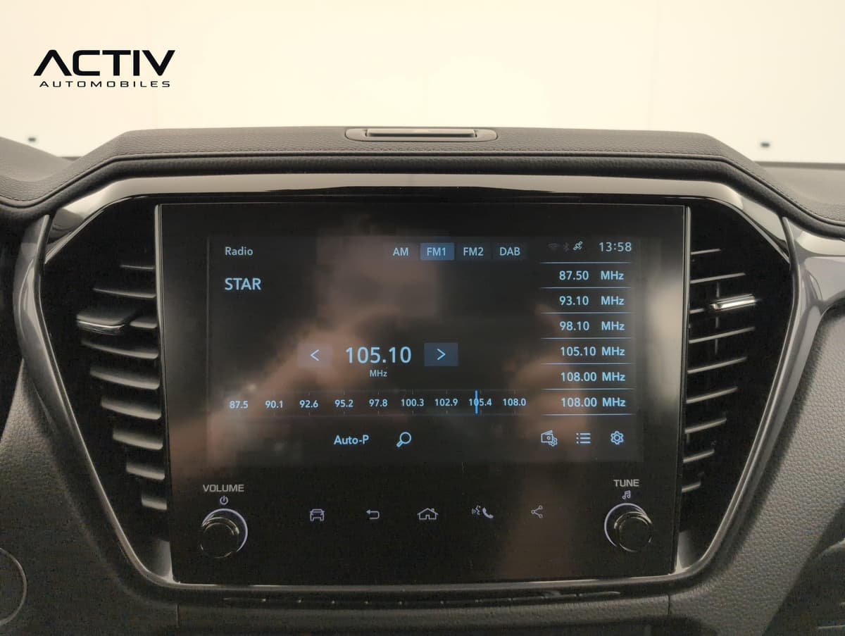 Isuzu D-MAX : écran tactile central avec radio, entouré de bouches d'aération et de deux molettes