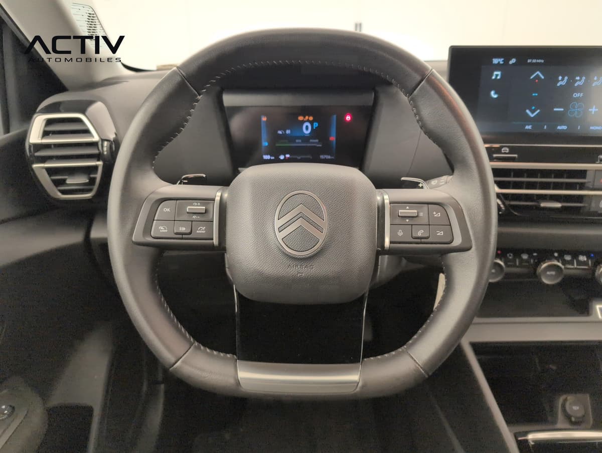 Citroën C4 : volant avec commandes au volant et combiné numérique couleur derrière