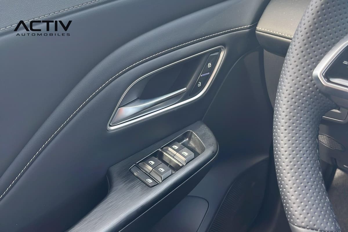 Mg ZS : panneau de porte conducteur avec commandes de vitres et poignée