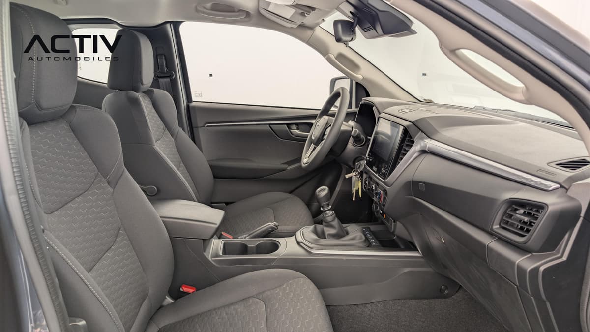 Isuzu D-MAX : habitacle avant côté passager avec sièges en tissu et levier manuel