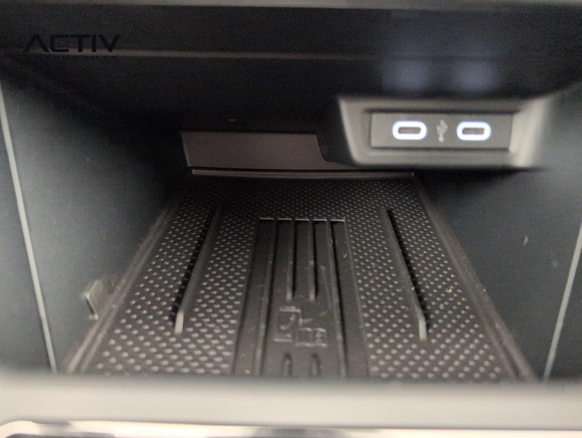 Volkswagen Polo : compartiment de rangement avec chargeur à induction et deux ports USB-C