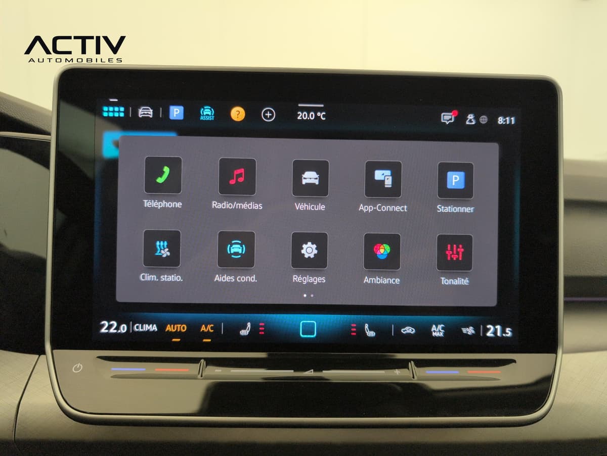 Volkswagen Golf 8 : écran central tactile avec menu des applications et commandes de climatisation