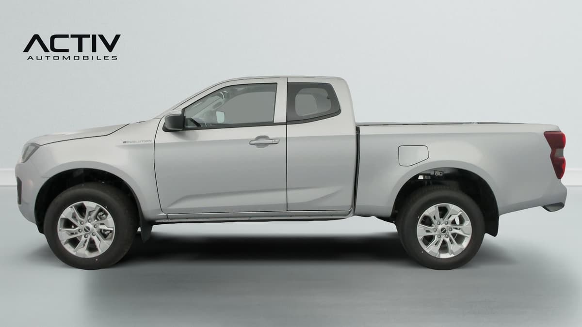 Isuzu D-MAX : profil gauche du pick-up gris argenté avec cabine allongée et jantes alliage