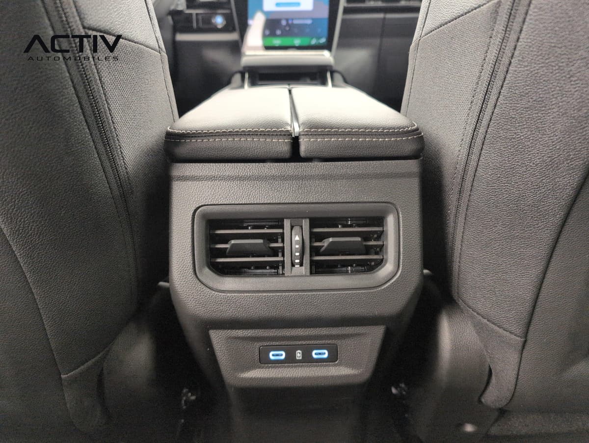 Renault Austral : console arrière avec aérateurs et deux prises USB entre les sièges avant