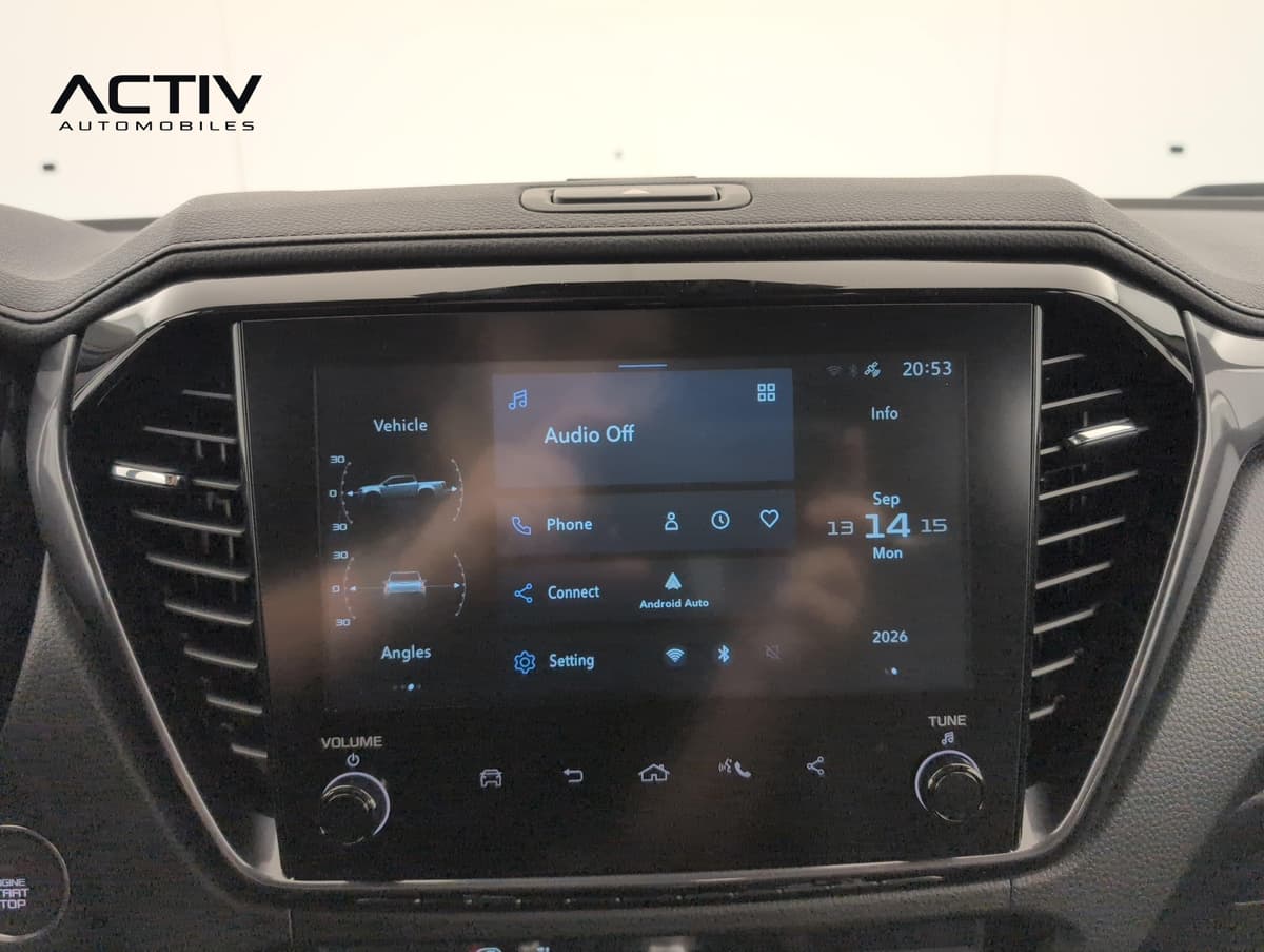 Isuzu D-MAX : écran tactile multimédia entouré de bouches d'aération, avec boutons de volume