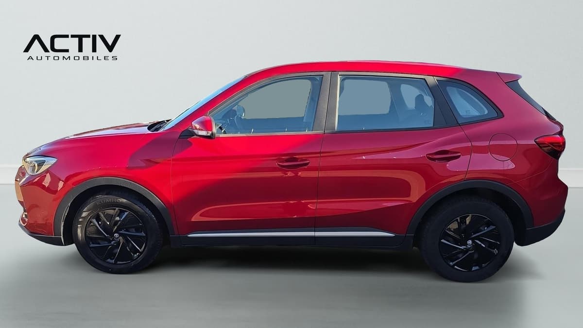 Mg ZS : profil gauche du SUV rouge avec jantes noires et rétroviseur extérieur