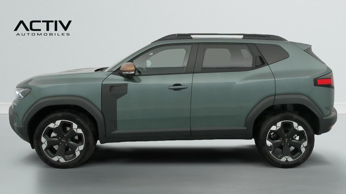 Dacia Duster : profil gauche complet du SUV vert avec barres de toit et jantes bicolores