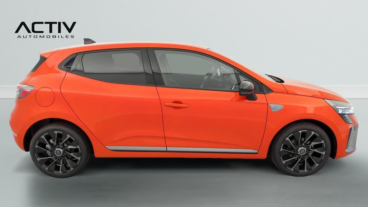 Renault Clio 5 : profil droit orange avec jantes alliage noires et vitres arrière surteintées
