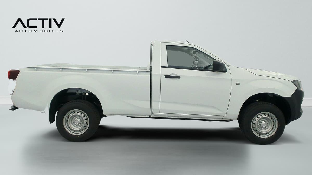 Isuzu D-MAX : profil droit d'un pick-up blanc à cabine simple avec plateau et jantes acier