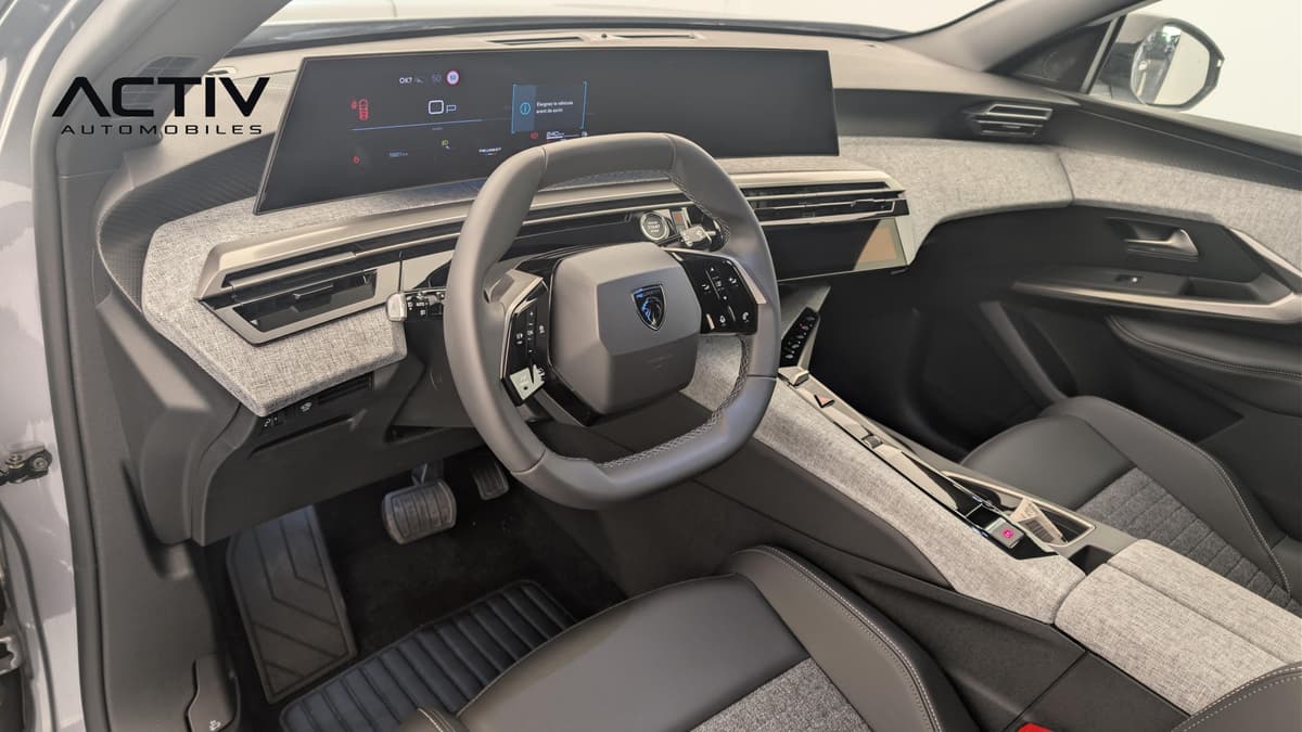 Peugeot 5008 : poste de conduite avec volant compact, grand écran panoramique et tissu chiné