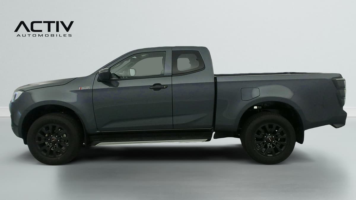 Isuzu D-MAX : profil gauche du pick-up gris avec jantes noires et marchepieds latéraux