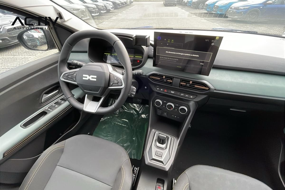 Dacia Sandero Gpl : habitacle avant côté conducteur avec volant, écran central et levier automatique