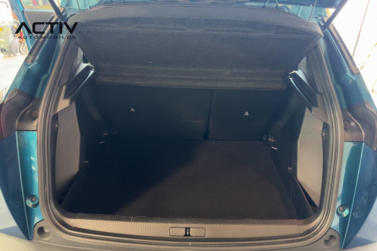 Peugeot 2008 : coffre ouvert avec moquette sombre et dossier de banquette rabattable