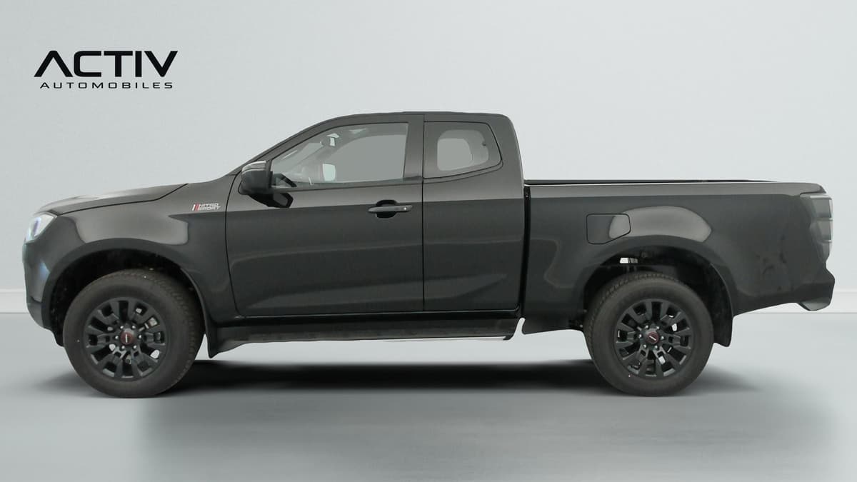 Isuzu D-MAX : profil gauche d'un pick-up noir à cabine allongée avec jantes noires