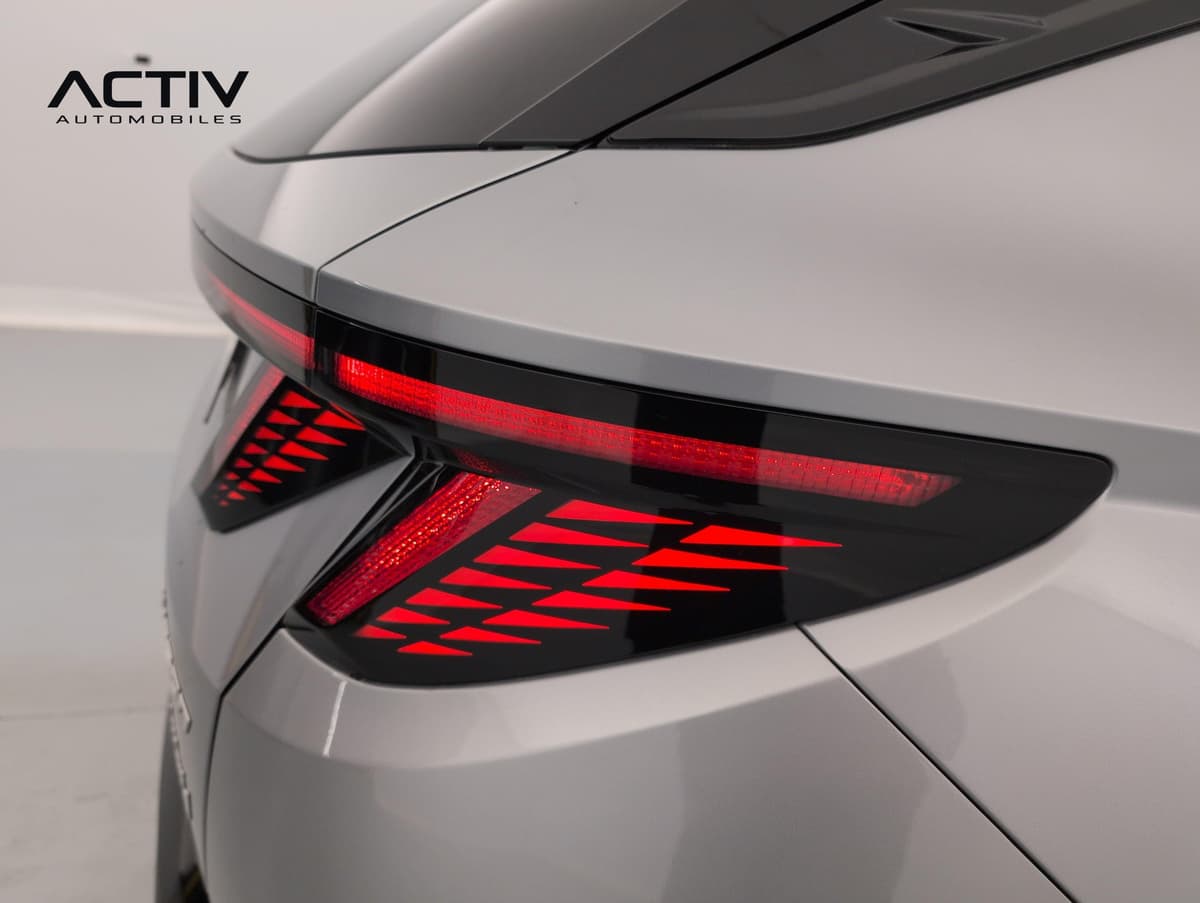 Hyundai Tucson : feu arrière allumé avec bandeau lumineux rouge et motif en triangles