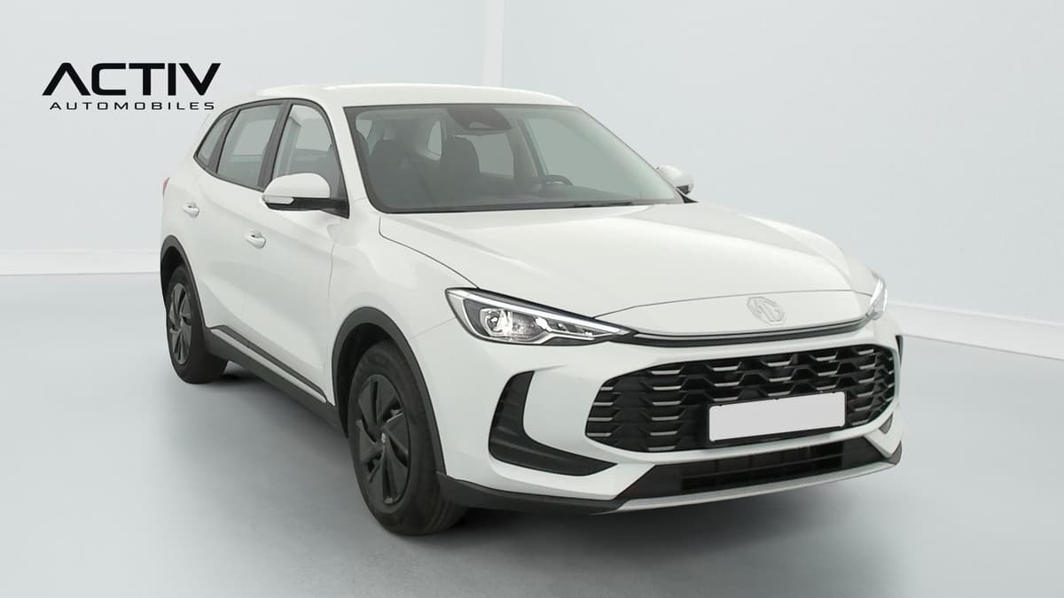 Mg ZS : SUV blanc vu de trois quarts avant droit, avec jantes acier noires