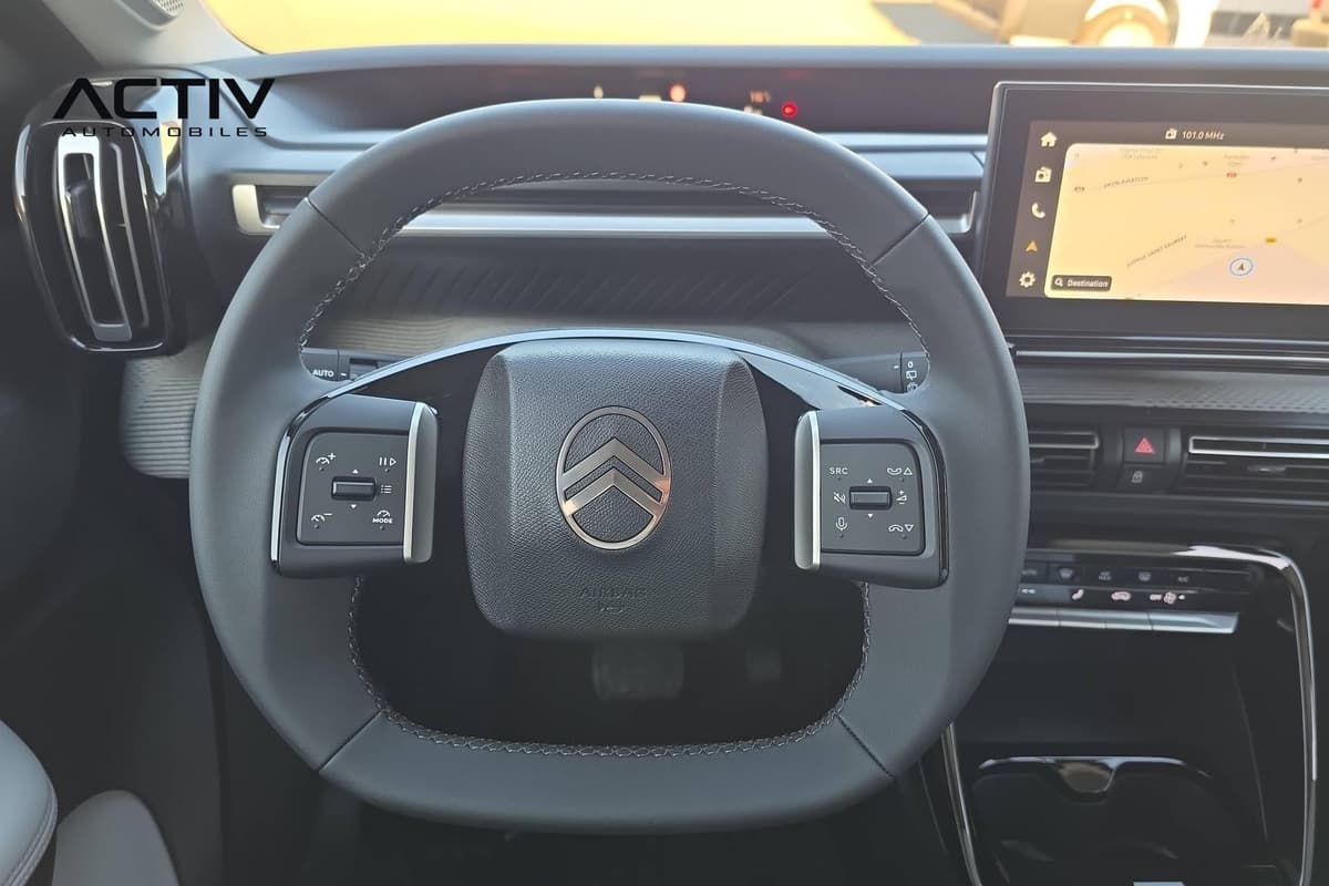 Citroën C3 Aircross : volant aux commandes intégrées devant la planche de bord et l'écran tactile