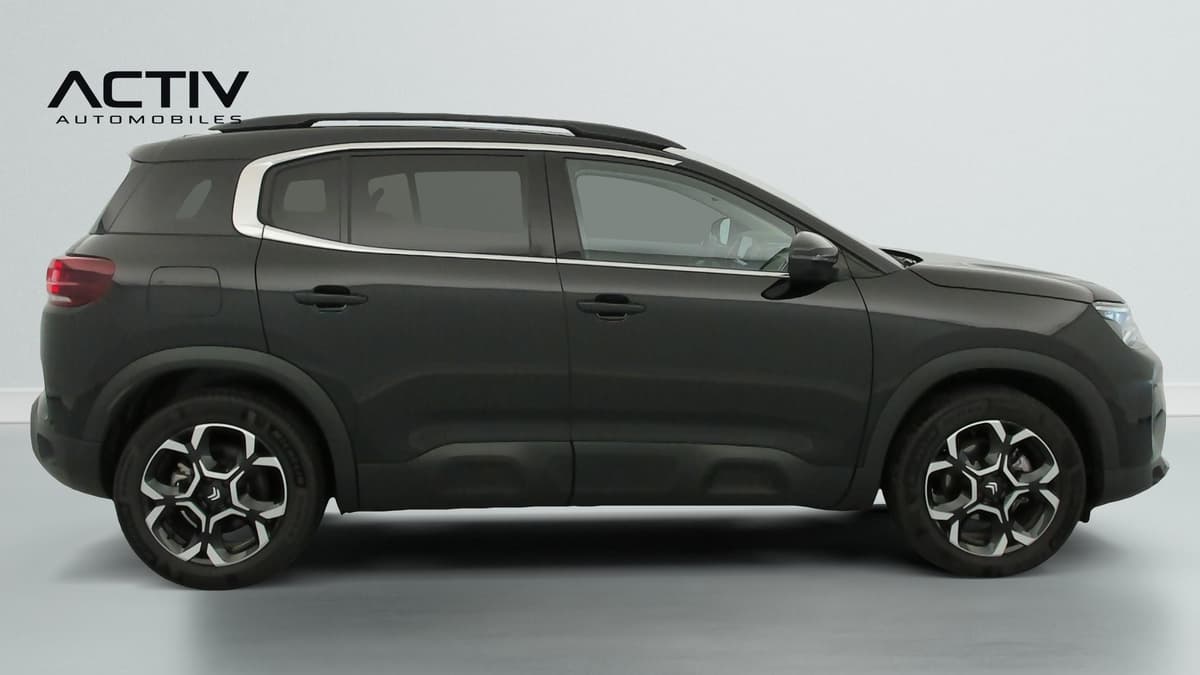 Citroën C5 Aircross : profil droit du SUV noir avec jantes bi-ton, barres de toit et rétroviseur