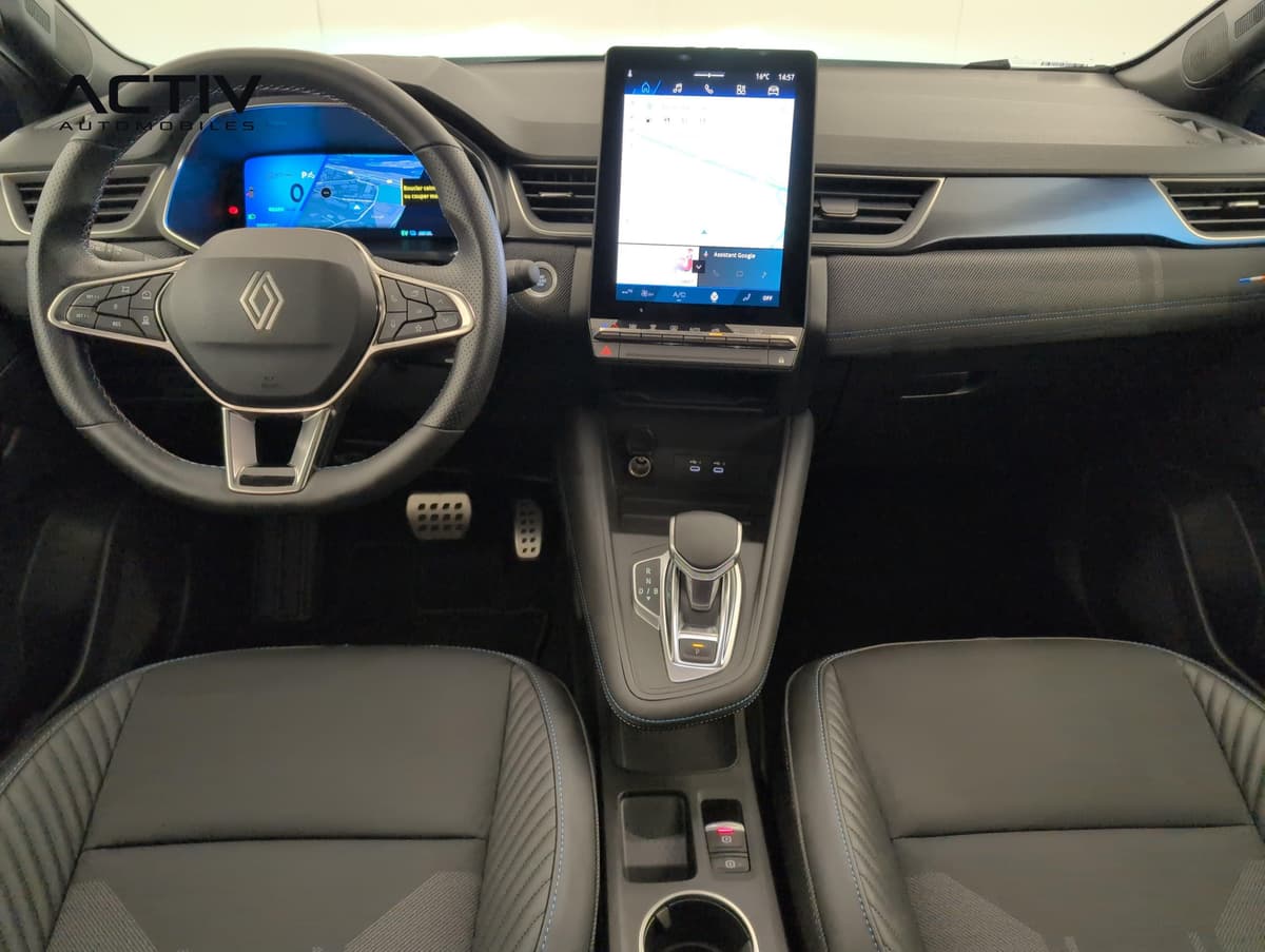 Renault Symbioz : planche de bord avec grand écran vertical, volant et levier de vitesses automatique