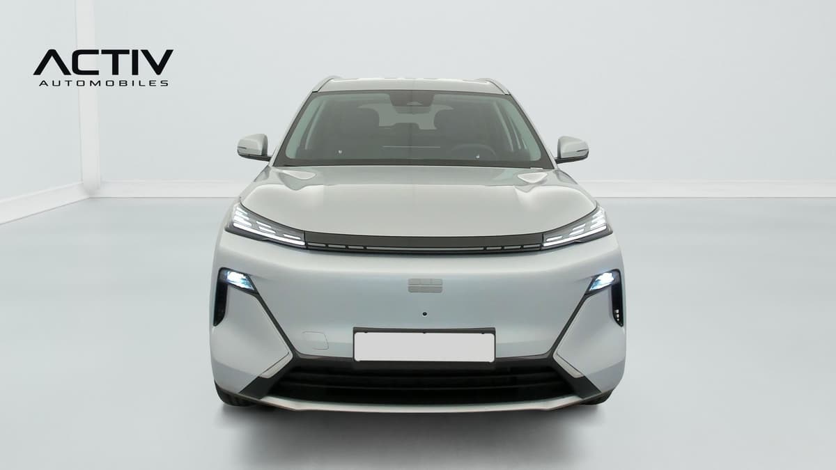 Geely Starray : face avant d'un SUV gris clair avec phares fins et pare-chocs sculpté