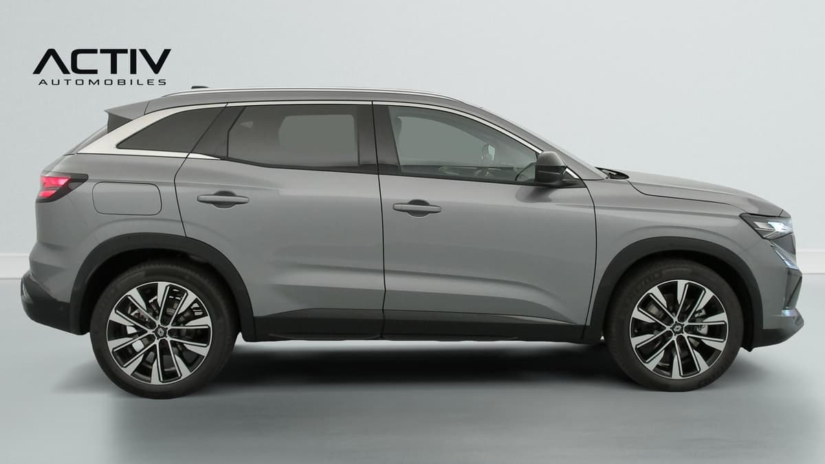 Renault Austral : profil droit du SUV gris avec jantes alliage bicolores et barres de toit