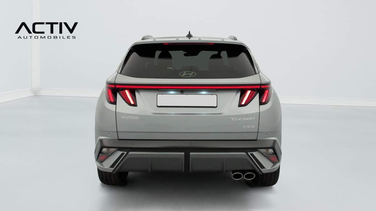 Hyundai Tucson : face arrière avec bandeau lumineux, feux à LED et double sortie d'échappement