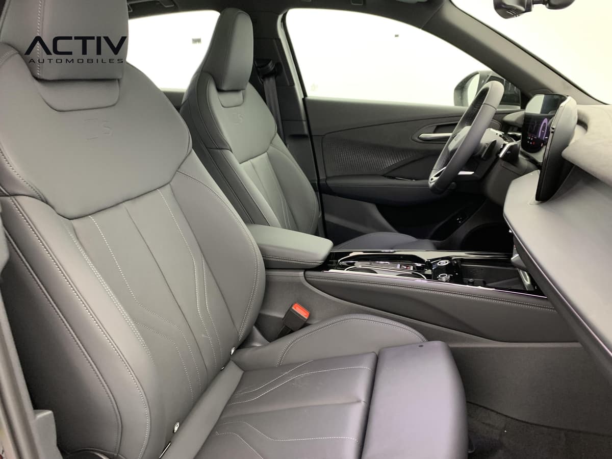 Audi Q3 Sportback Hybride : sièges avant gris foncé avec surpiqûres claires, vus côté passager