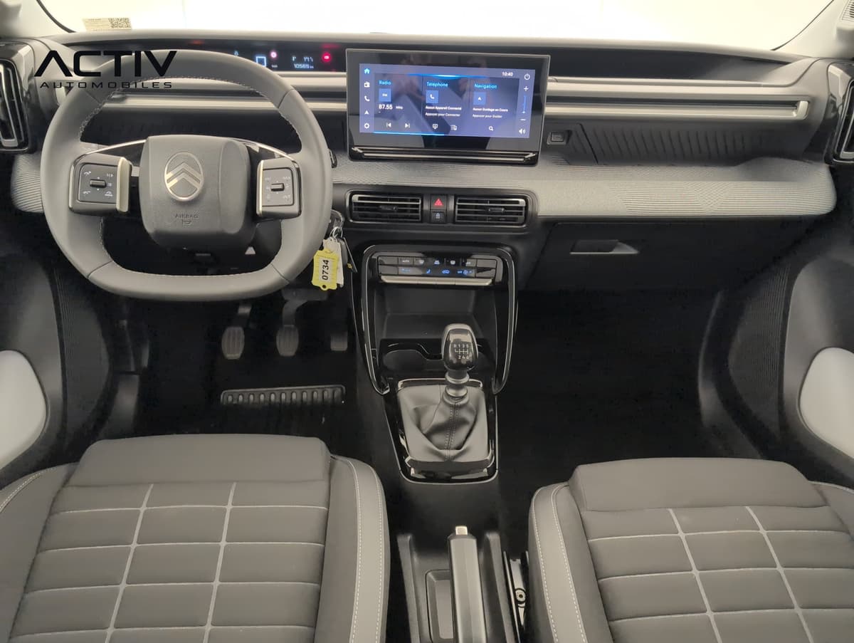 Citroën C3 : planche de bord avec écran tactile, volant et levier de vitesses manuel