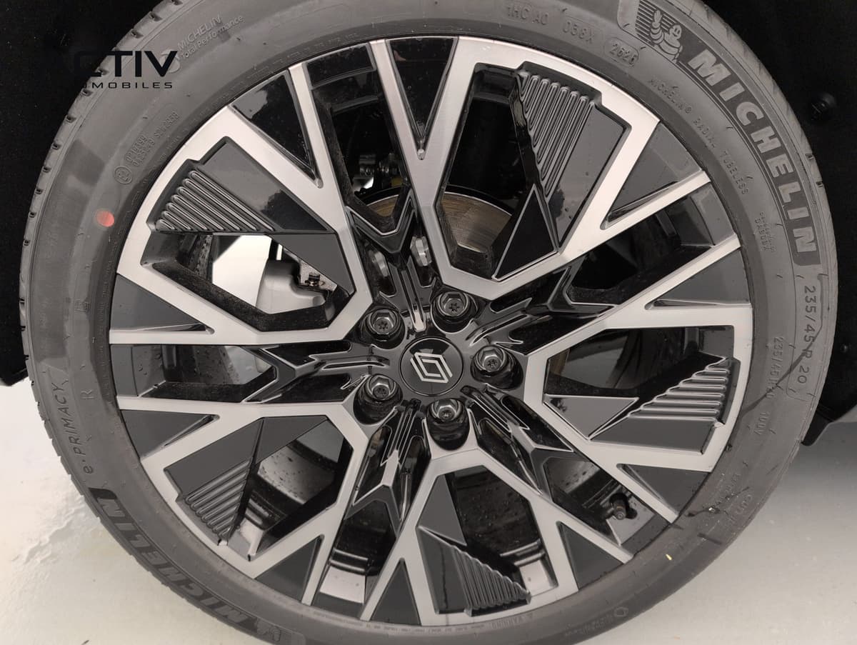 Renault Austral : jante alliage diamantée noire avec pneu Michelin, vue de près
