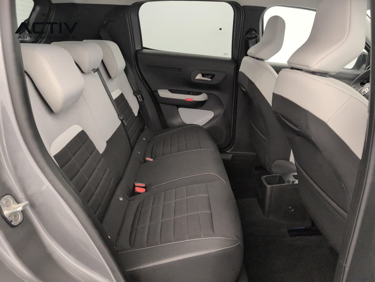 Citroën C3 : banquette arrière en tissu noir et clair vue par la portière ouverte