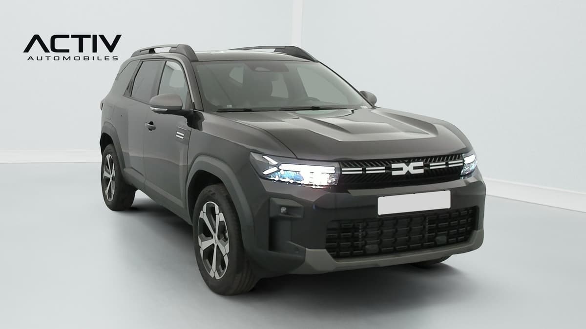 Dacia Bigster Hybrid : vue avant trois quarts droit avec barres de toit et jantes alliage