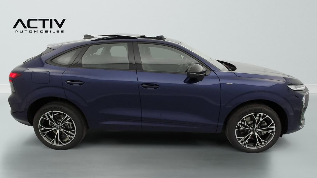 Audi Q3 Sportback Hybride : profil droit bleu foncé avec grandes jantes alliage bicolores