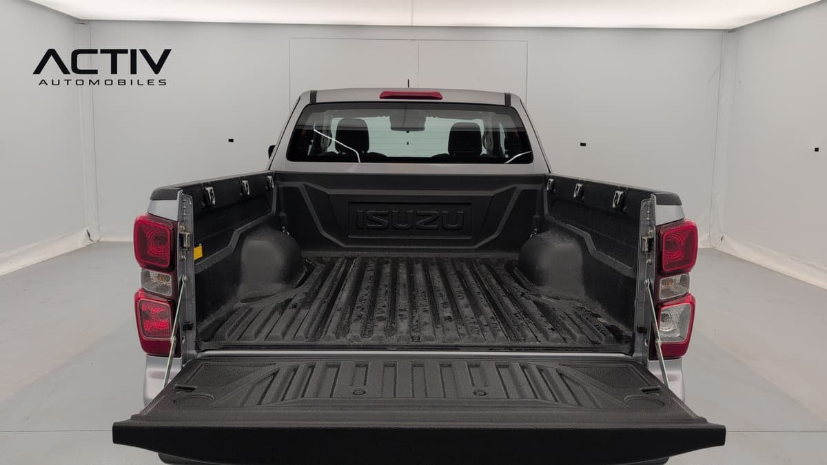 Isuzu D-MAX : plateau arrière avec hayon rabattu et bac de protection noir