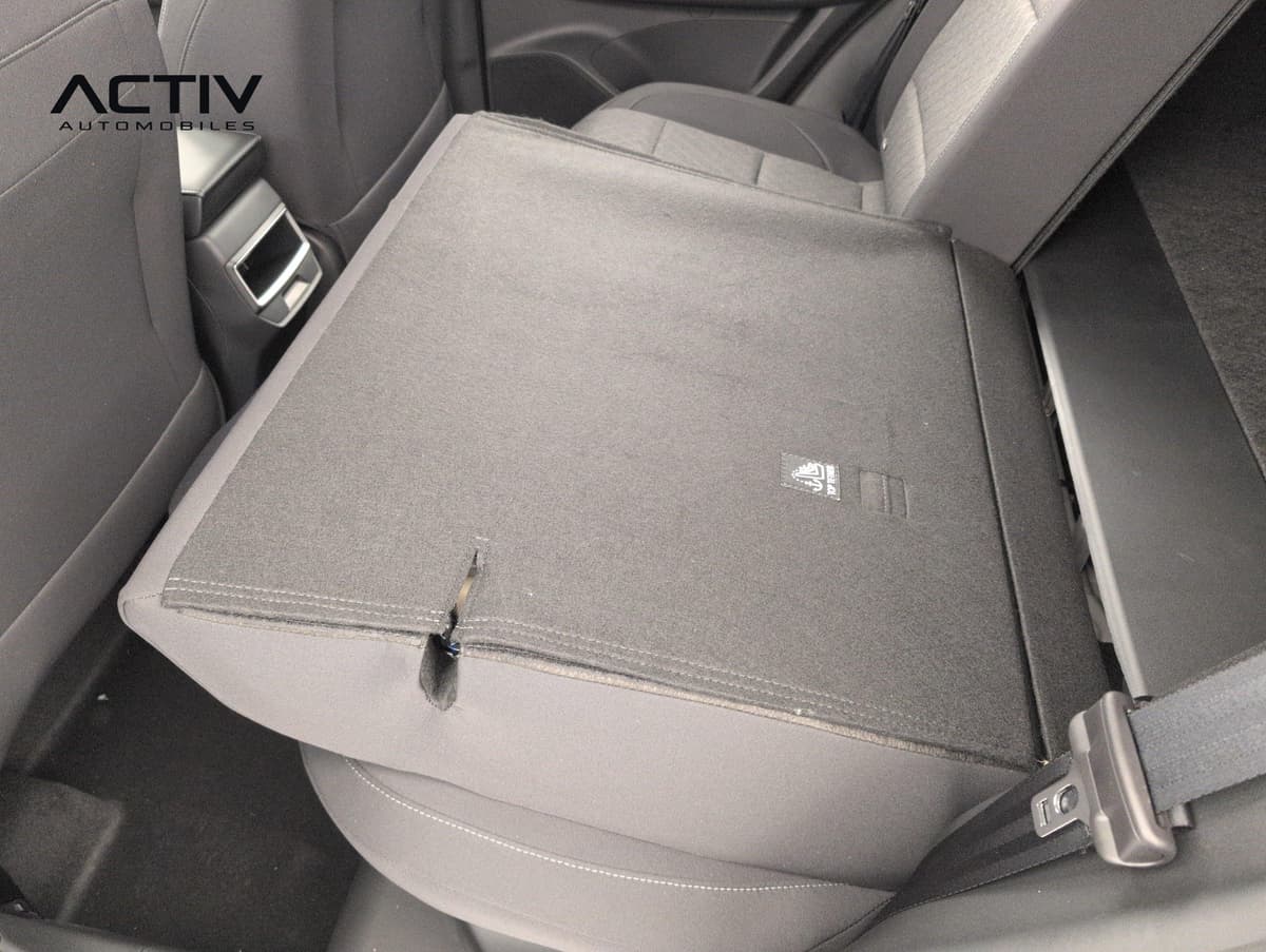 Mg ZS : banquette arrière en tissu noir avec dossier rabattu