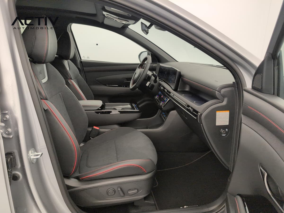 Hyundai Tucson : siège passager avant noir à surpiqûres rouges, vu par la portière ouverte