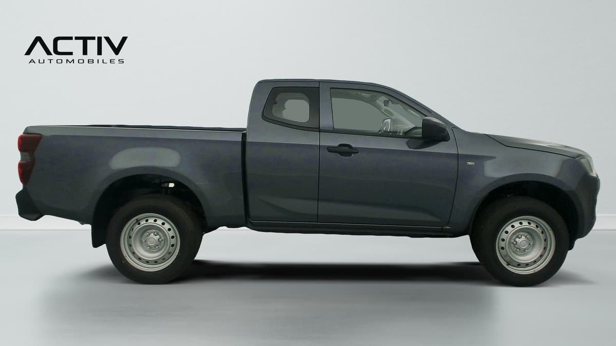 Isuzu D-MAX : profil droit d'un pick-up gris à cabine allongée avec jantes en acier