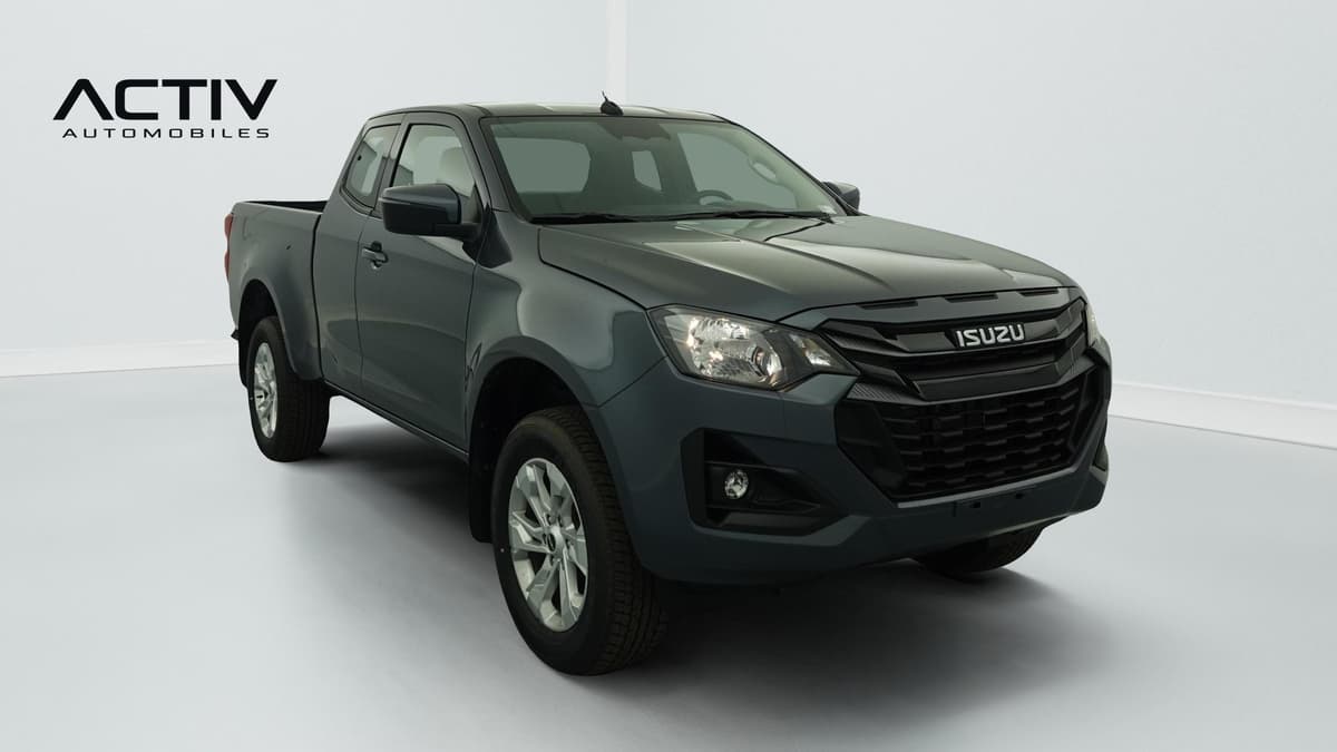 Isuzu D-MAX : pick-up gris foncé vu de l'avant côté droit, cabine allongée et jantes alliage