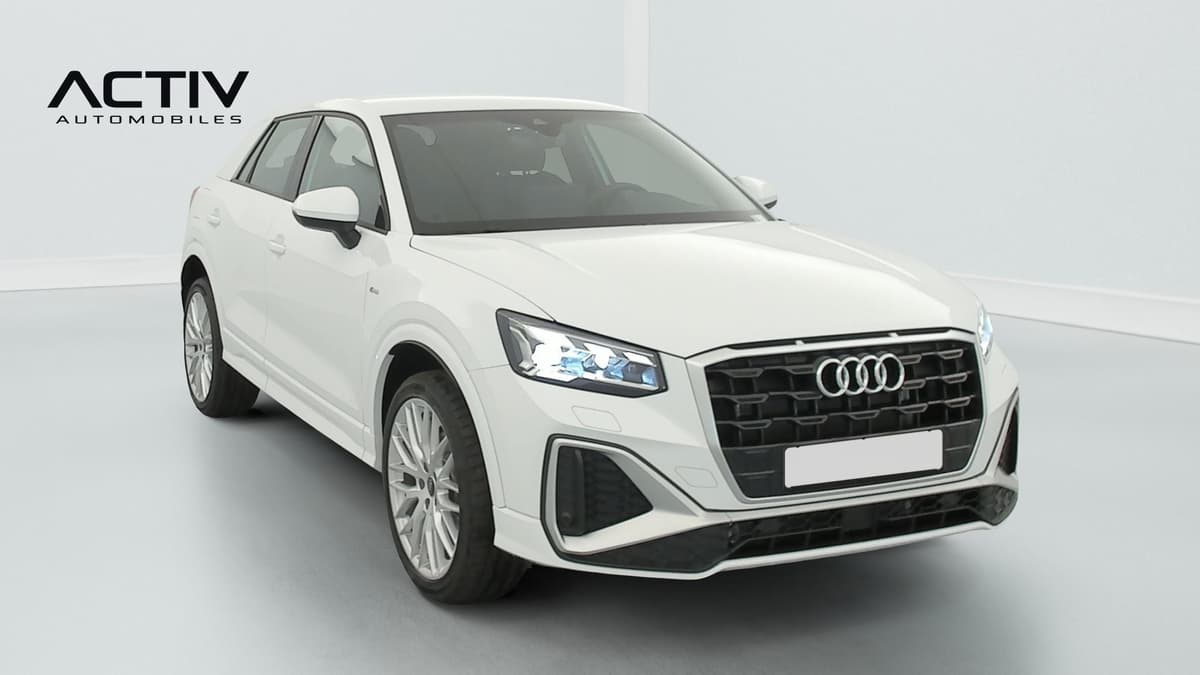 Audi Q2 : avant trois quarts droit avec calandre noire, projecteurs et jantes alliage