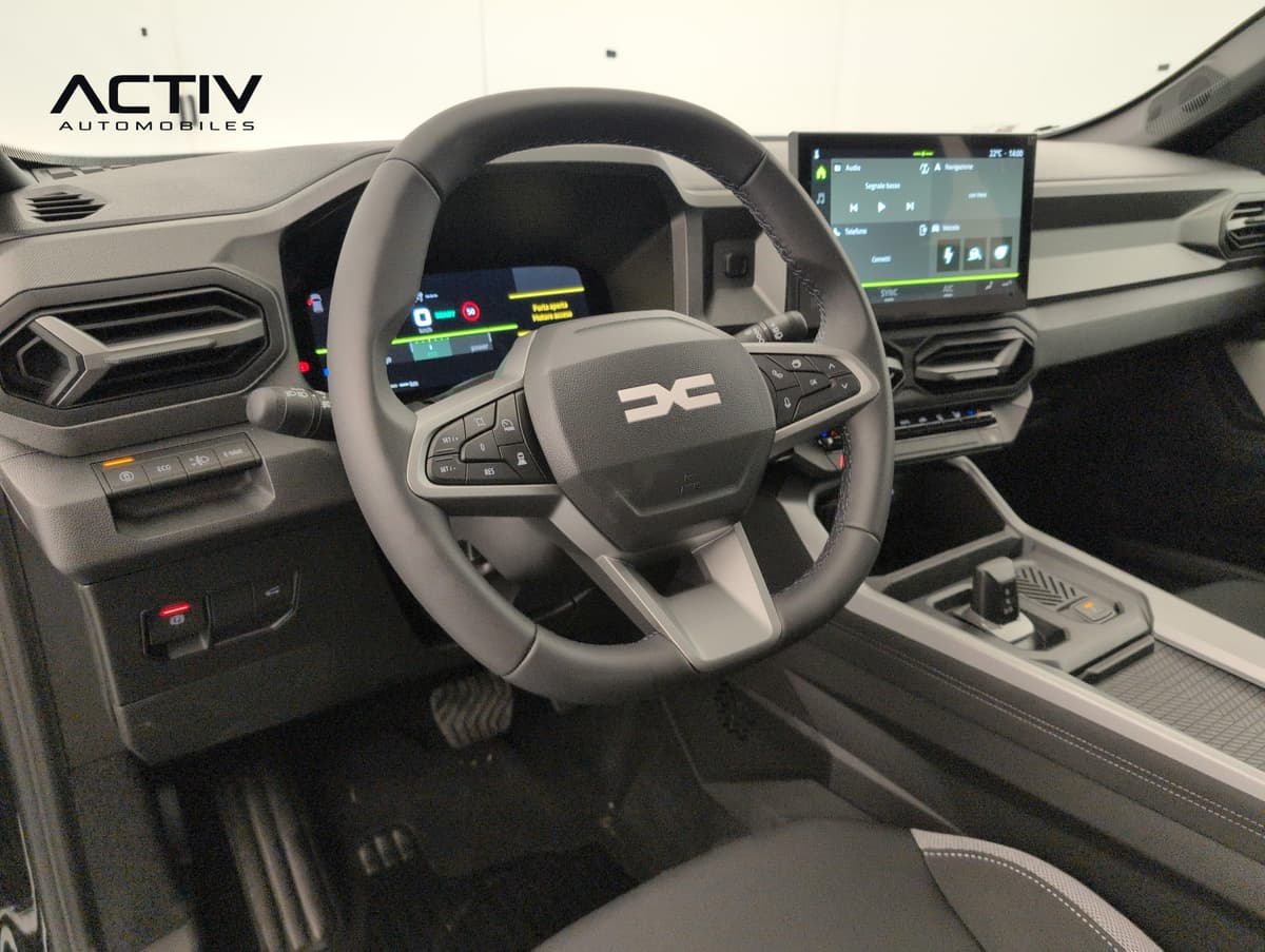 Dacia Bigster Hybrid : poste de conduite avec volant, combiné numérique et écran central