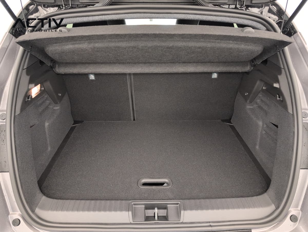 Renault Captur : coffre ouvert avec plancher plat moquetté et cache-bagages en place