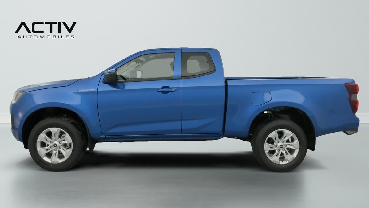 Isuzu D-MAX : profil gauche du pick-up bleu avec cabine allongée et jantes alliage