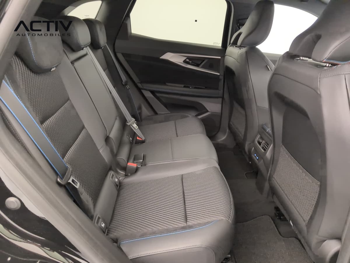 Renault Austral : banquette arrière noire avec surpiqûres bleues vue par la portière ouverte