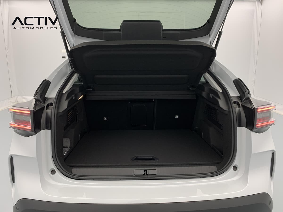 Citroën C4 : coffre ouvert avec plancher plat et habillage sombre