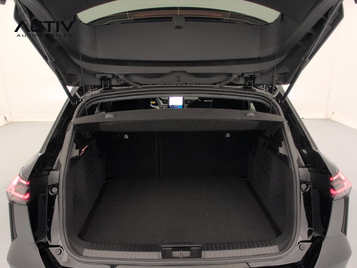 Renault Symbioz : coffre ouvert avec tablette cache-bagages et plancher plat